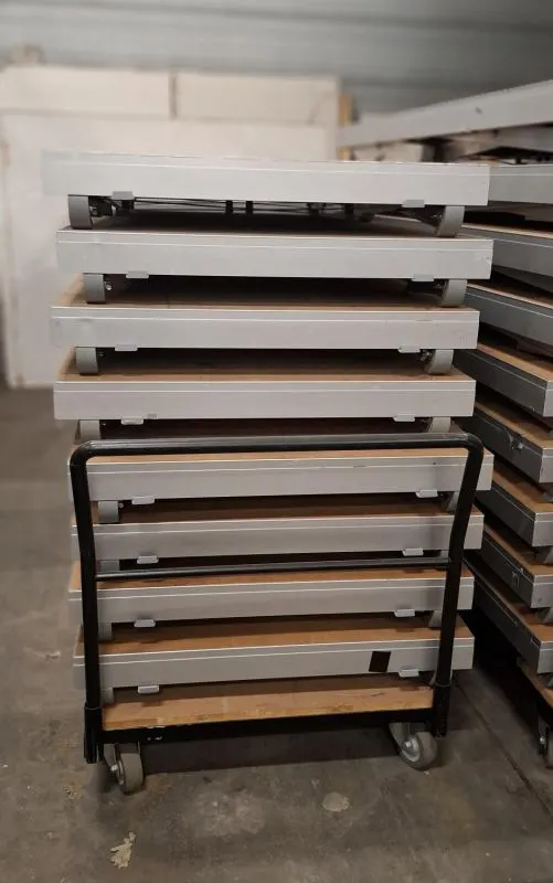 24 Podiumdelen/ podium elementen/ schaartafels van 1 x 2 meter  zo goed als nieuw