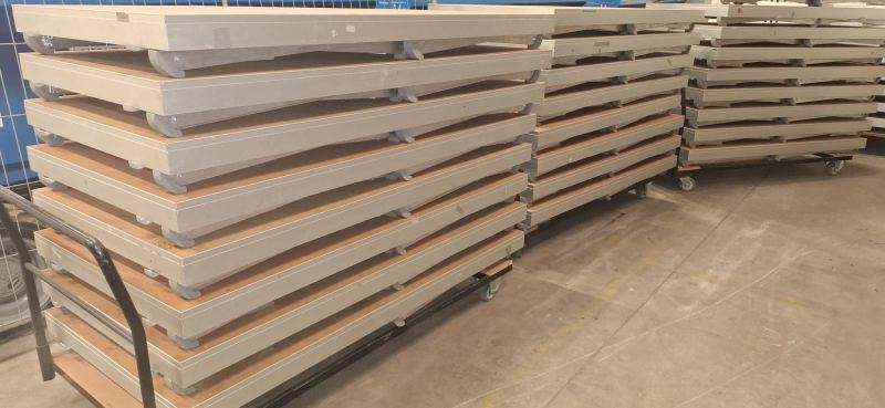 24 Podiumdelen/ podium elementen/ schaartafels van 1 x 2 meter  zo goed als nieuw