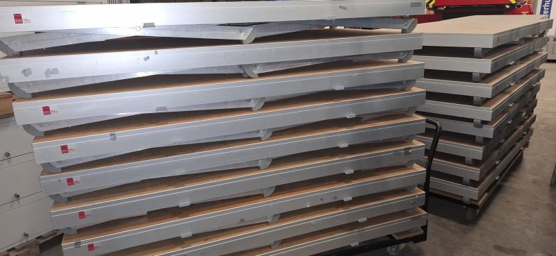 17 Podiumdelen/ podium elementen/ schaartafels van 1 x 2 meter  zo goed als nieuw