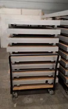 24 Podiumdelen/ podium elementen/ schaartafels van 1 x 2 meter  zo goed als nieuw