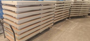 24 Podiumdelen/ podium elementen/ schaartafels van 1 x 2 meter  zo goed als nieuw