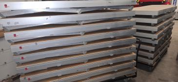 17 Podiumdelen/ podium elementen/ schaartafels van 1 x 2 meter  zo goed als nieuw