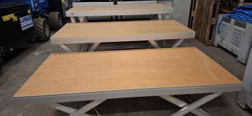 17 Podiumdelen/ podium elementen/ schaartafels van 1 x 2 meter  zo goed als nieuw