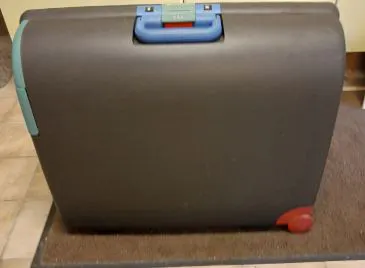 Hard kunststof koffer op wieltjes.