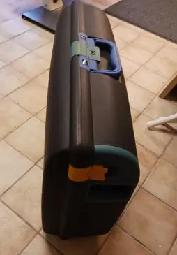 Hard kunststof koffer op wieltjes.